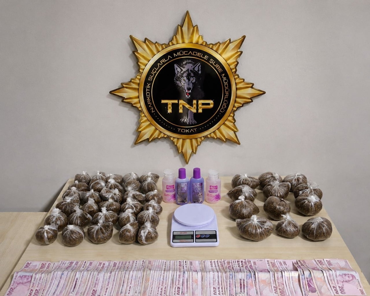 TOKAT’IN NİKSAR İLÇESİNDE UYUŞTURUCU SATICILARINA YÖNELİK OPERASYONDA 2 KİLO 914 GRAM SENTETİK...