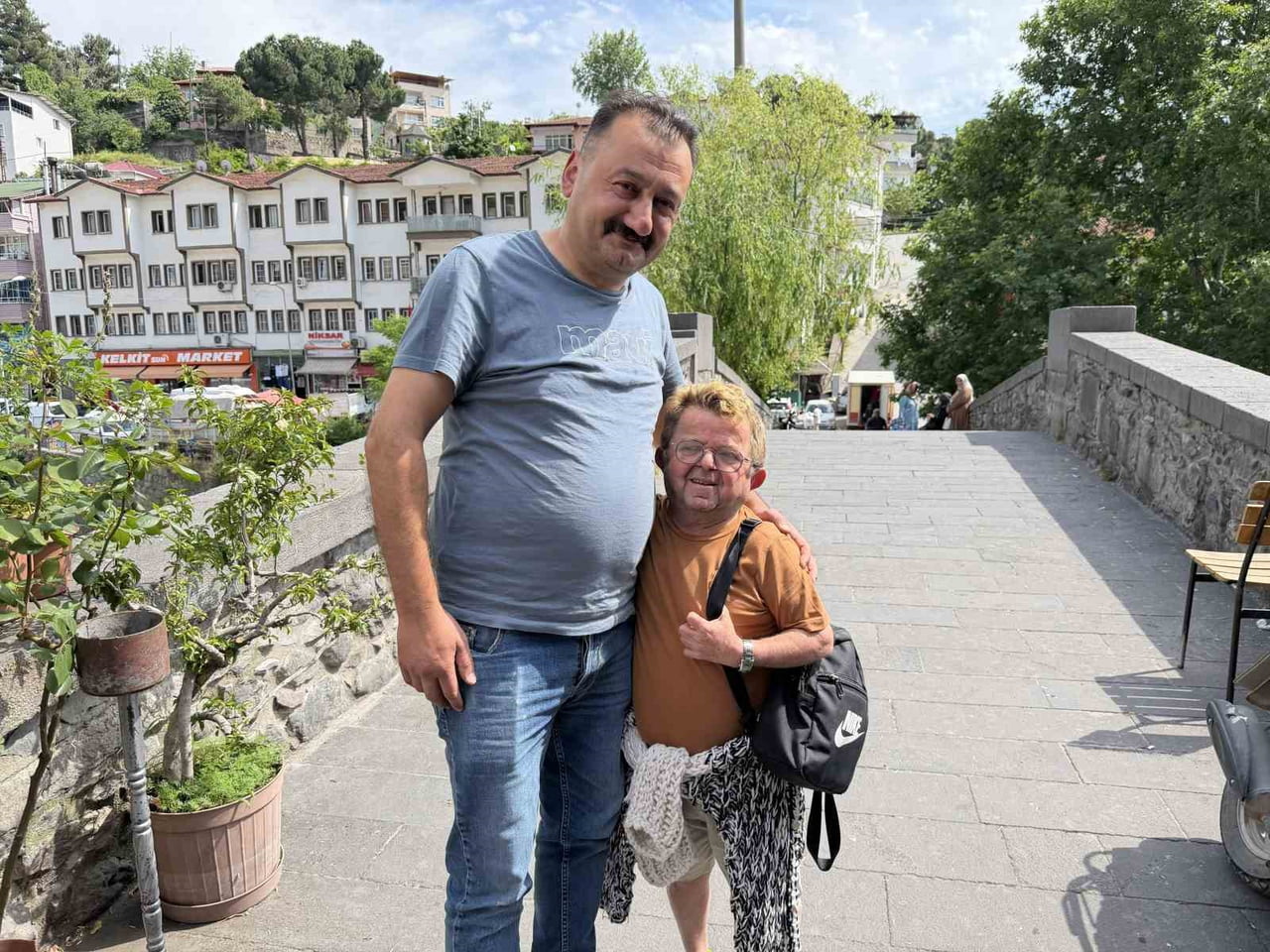 TOKAT’IN NİKSAR İLÇESİNDE YAŞAYAN 1 METRE 20 SANTİMETRE BOYUNDAKİ ATİLLA İLTER; HAYATA POZİTİF...