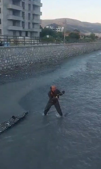 TOKAT’IN TURHAL İLÇESİNDE ÇİVRİL ÇAYI’NA DÜŞEN YAVRU KEDİ, VATANDAŞLARIN DİKKATİ VE İTFAİYE...