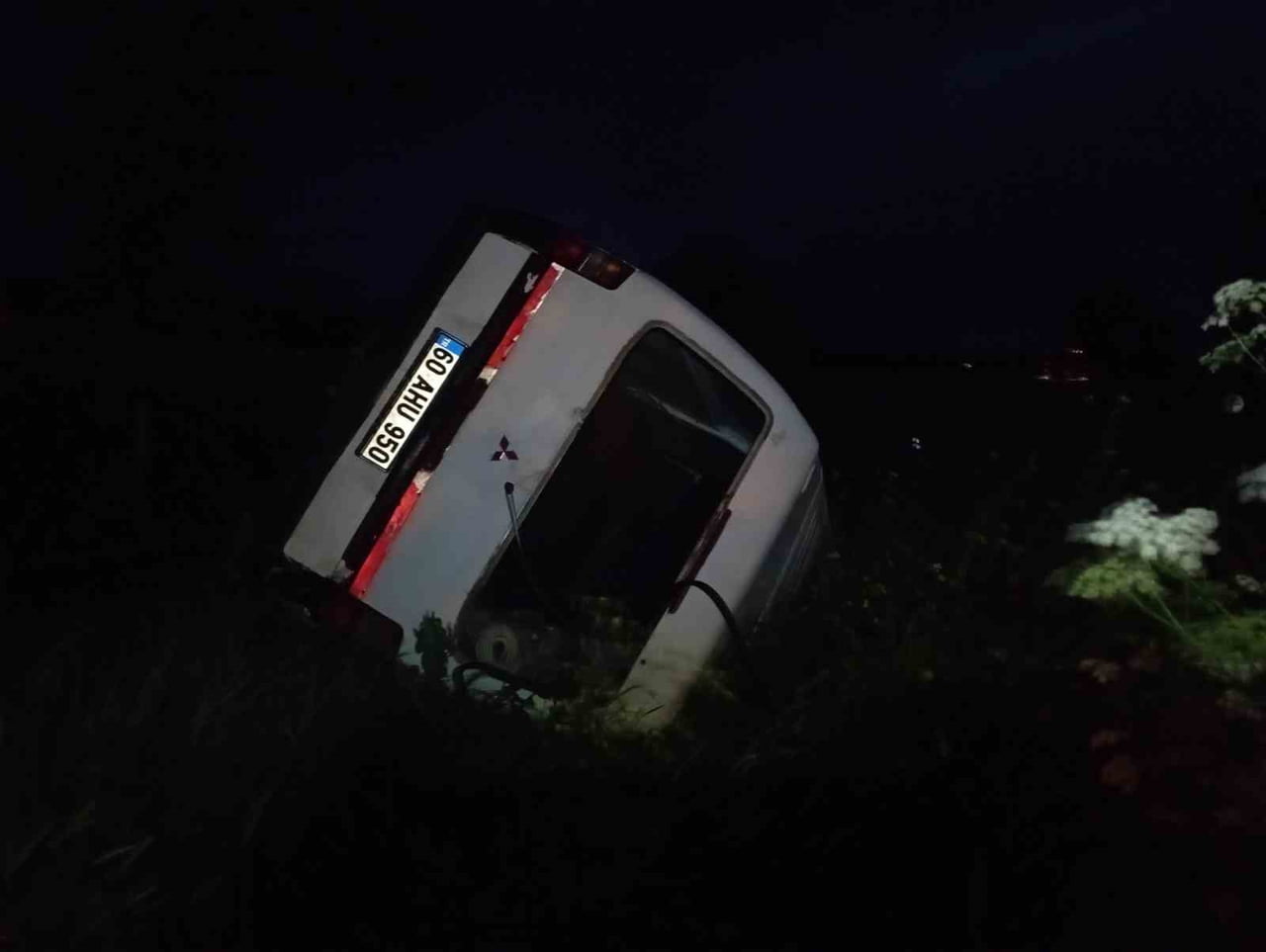 TOKAT’IN YEŞİLYURT İLÇESİNDE MEYDANA GELEN TRAFİK KAZASINDA KONTROLDEN ÇIKAN MİNİBÜSÜN TAKLA...