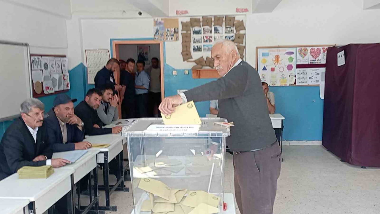 TOKAT’TA 4 YERLEŞİM YERİNDE SEÇMENLER, BELEDİYE BAŞKANI VE BELEDİYE MECLİS ÜYELERİNİ BELİRLEMEK...