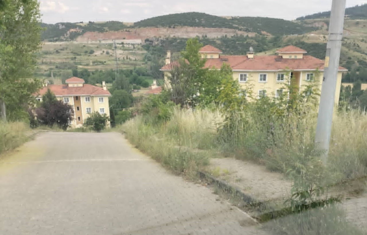 TOKİ'DE VATANDAŞLARIN YILAN ÇIKACAK KORKUSU
