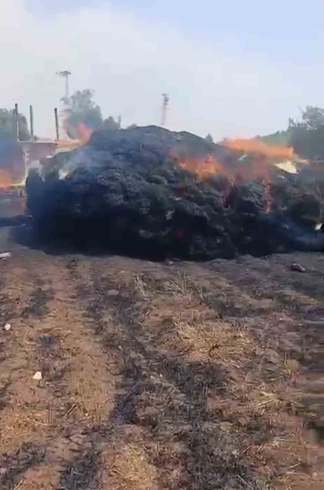 TOPAKLI MAHALLESİ’NDE HARMAN ÇALIŞMASI SIRASINDA ÇIKAN YANGINDA TONLARCA SAMAN BALYASI YANARAK KÜL...