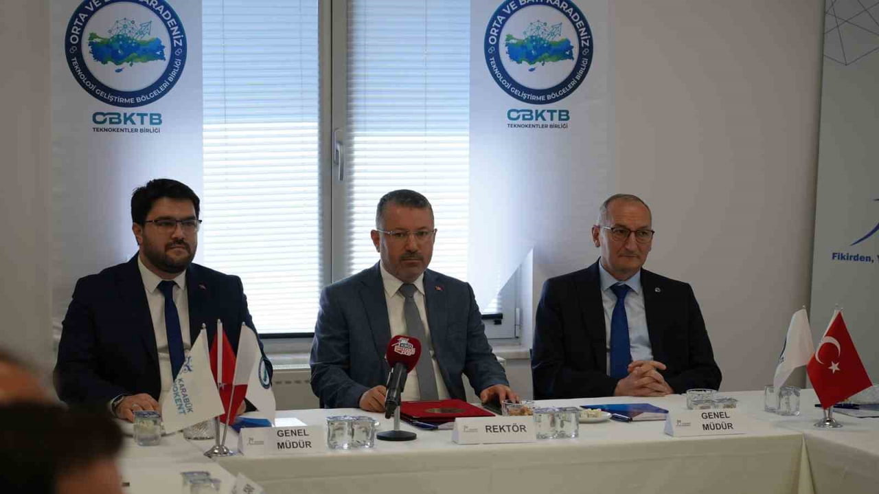 TOPLANTININ AÇILIŞINDA KONUŞAN KARABÜK TEKNOKENT YÖNETİM KURULU BAŞKANI VE KARABÜK ÜNİVERSİTESİ...