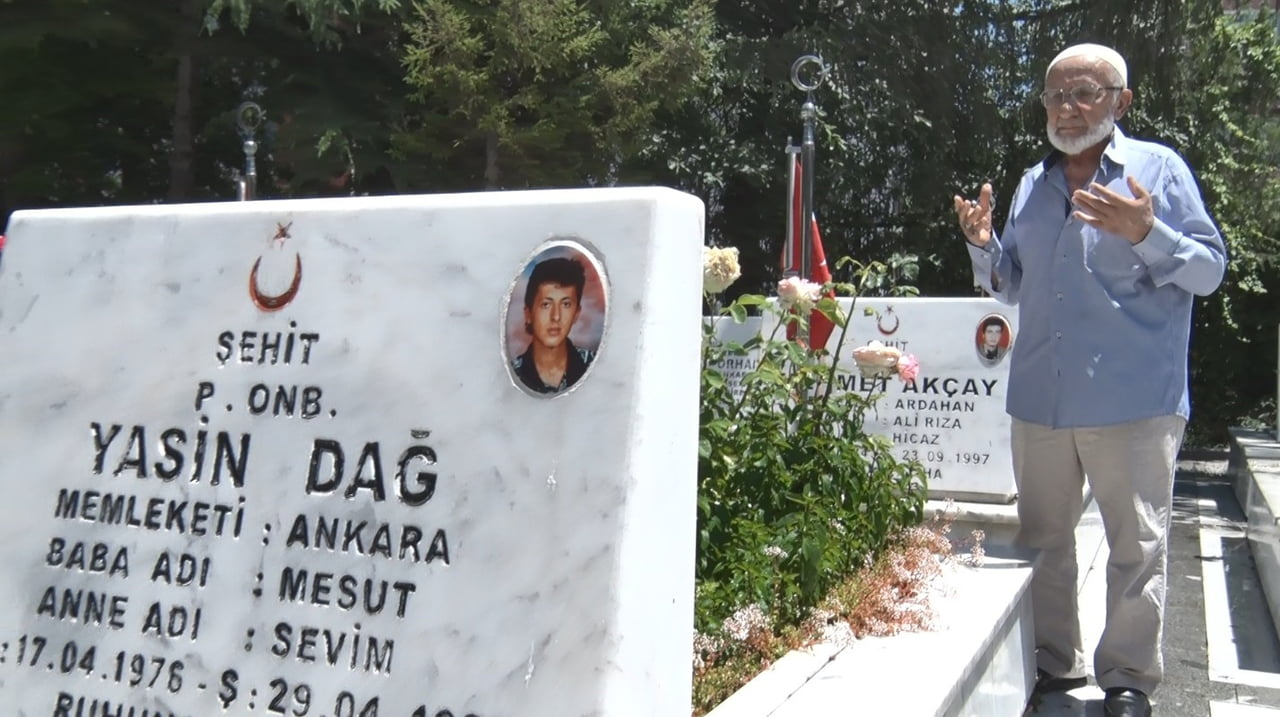TOPRAĞA VERDİKLERİ YAKINLARINI ZİYARETE GELEN ŞEHİT AİLELERİ, BU BABALAR GÜNÜ'NÜ DE SEVDİKLERİNİN...