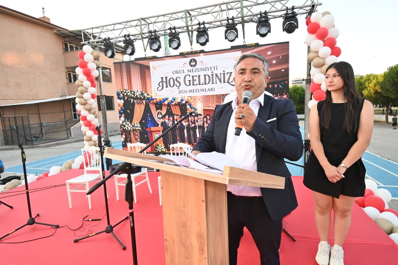 TÖRENDE BİR DİĞER VEDA DA DÖRT YILDIR OKUL AİLE BİRLİĞİ BAŞKANLIĞI GÖREVİNİ YÜRÜTEN YALÇIN...
