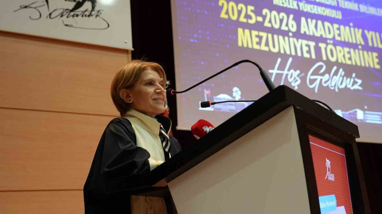 TÖRENDE KONUŞAN REKTÖR YARDIMCISI PROF. DR. ELİF ÇEPNİ, REKTÖR PROF. DR. FATİH KIRIŞIK’IN...