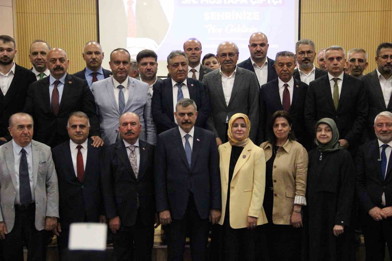 TÖRENE KATILANLAR BAKAN ÇİFTÇİ İLE HATIRA FOTOĞRAFI ÇEKTİRDİ.