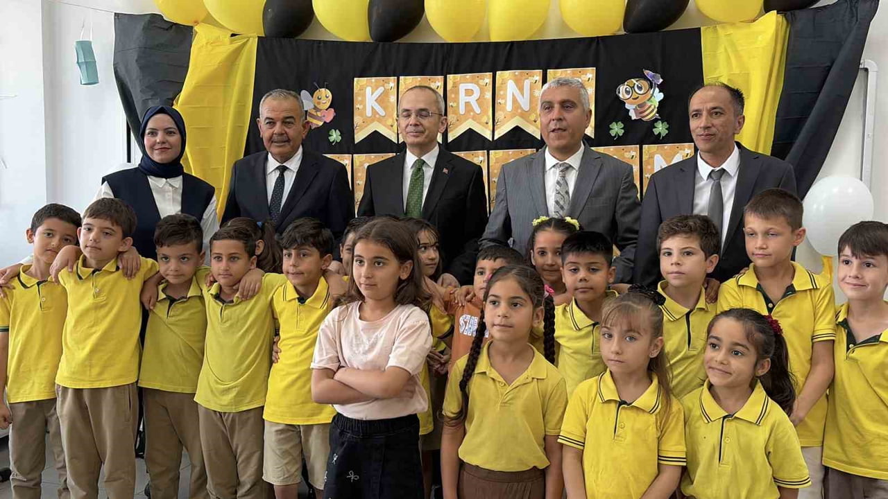 TÖRENE VALİ YARDIMCISI DENİZ PİŞKİN (ORTADA) DE KATILDI