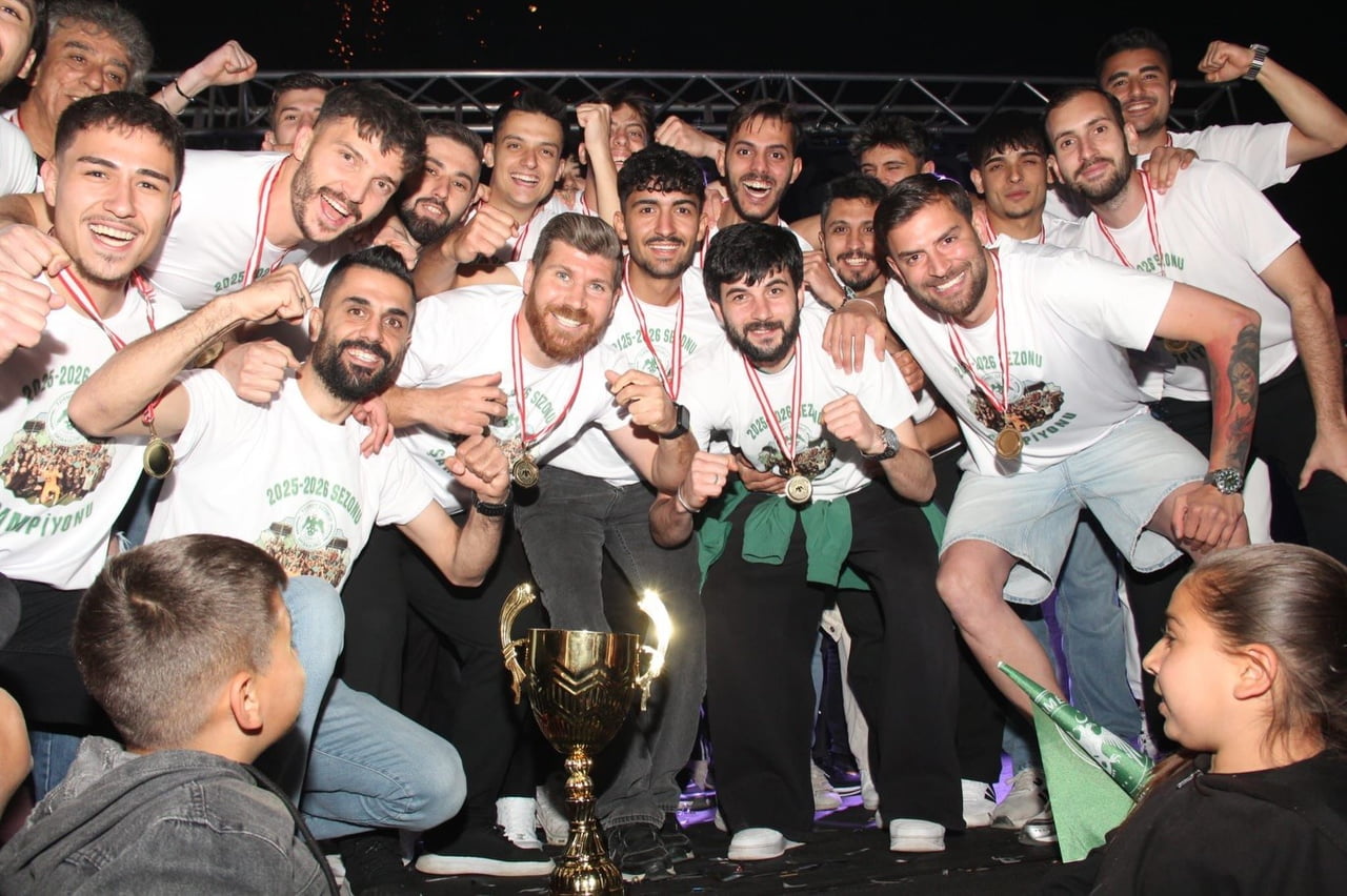 TORMET ÜZÜMLÜSPOR, BAŞARISINI DÜZENLENEN ŞAMPİYONLUK GECESİYLE KUTLADI.
