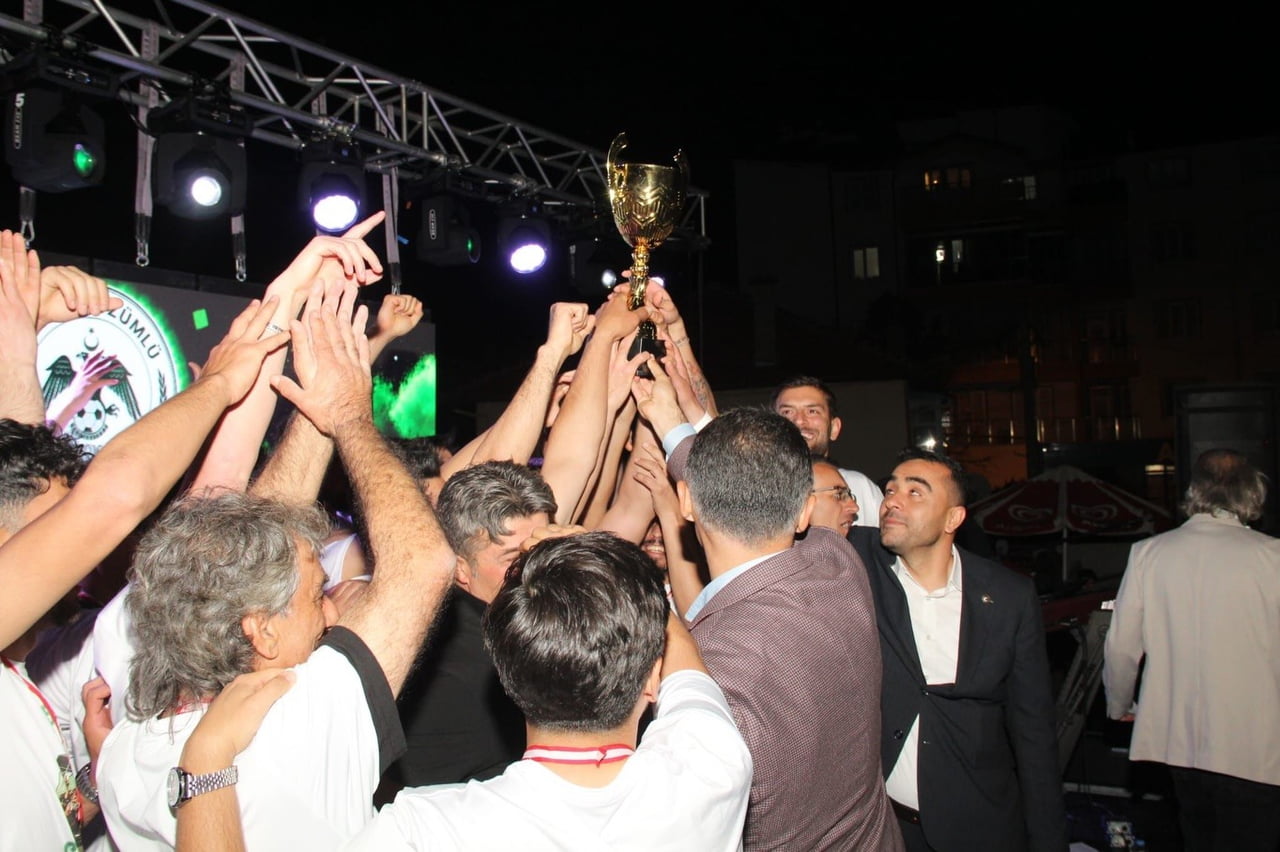 TORMET ÜZÜMLÜSPOR, BAŞARISINI DÜZENLENEN ŞAMPİYONLUK GECESİYLE KUTLADI.