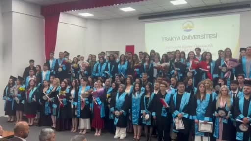 Torun yaşındaki öğrencilerle aynı sıraları paylaştı, 62 yaşında mezun oldu