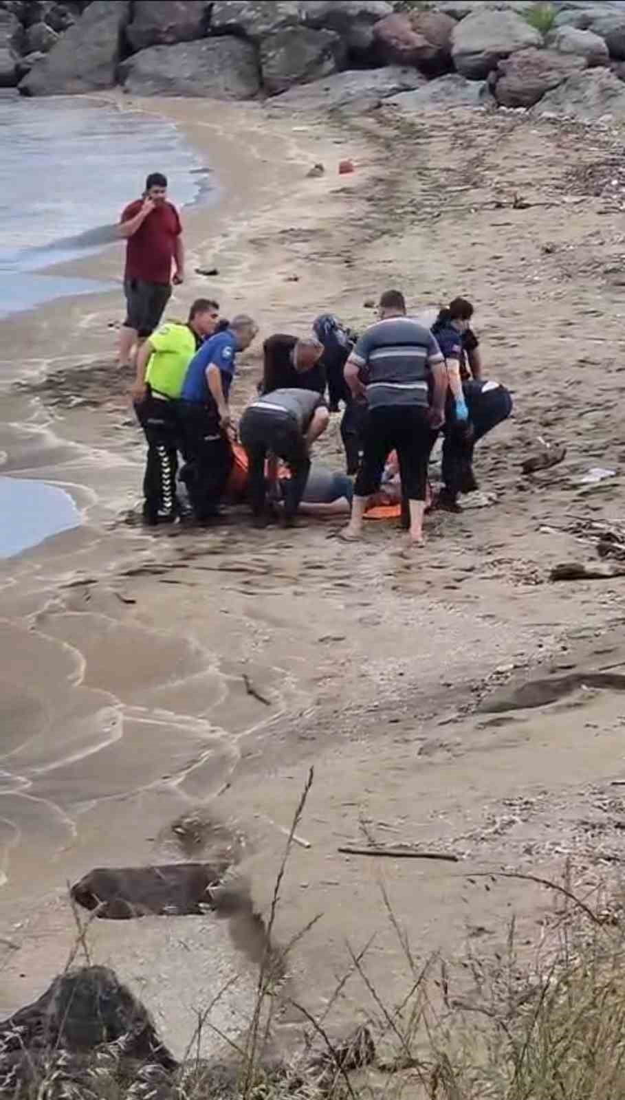 TRABZON'UN ARSİN İLÇESİNDE DENİZE GİREN BABA VE OĞLU BOĞULMA TEHLİKESİ GEÇİRDİ
