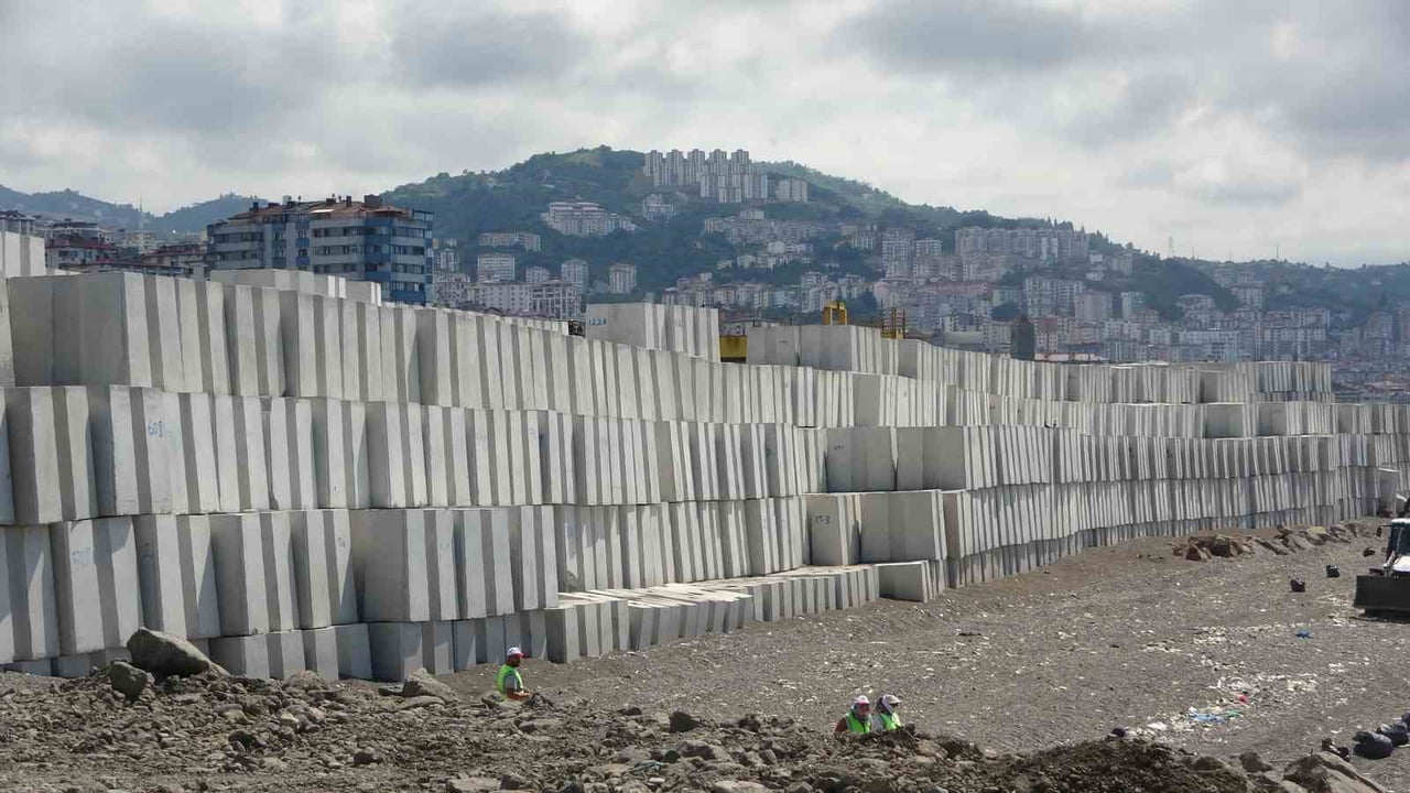 TRABZON'UN FAROZ LİMANI'NI ŞİDDETLİ DALGALARDAN KORUMAK YAPTIRILAN DEV TAŞLARIN GÖRÜNTÜSÜ ÇİN...