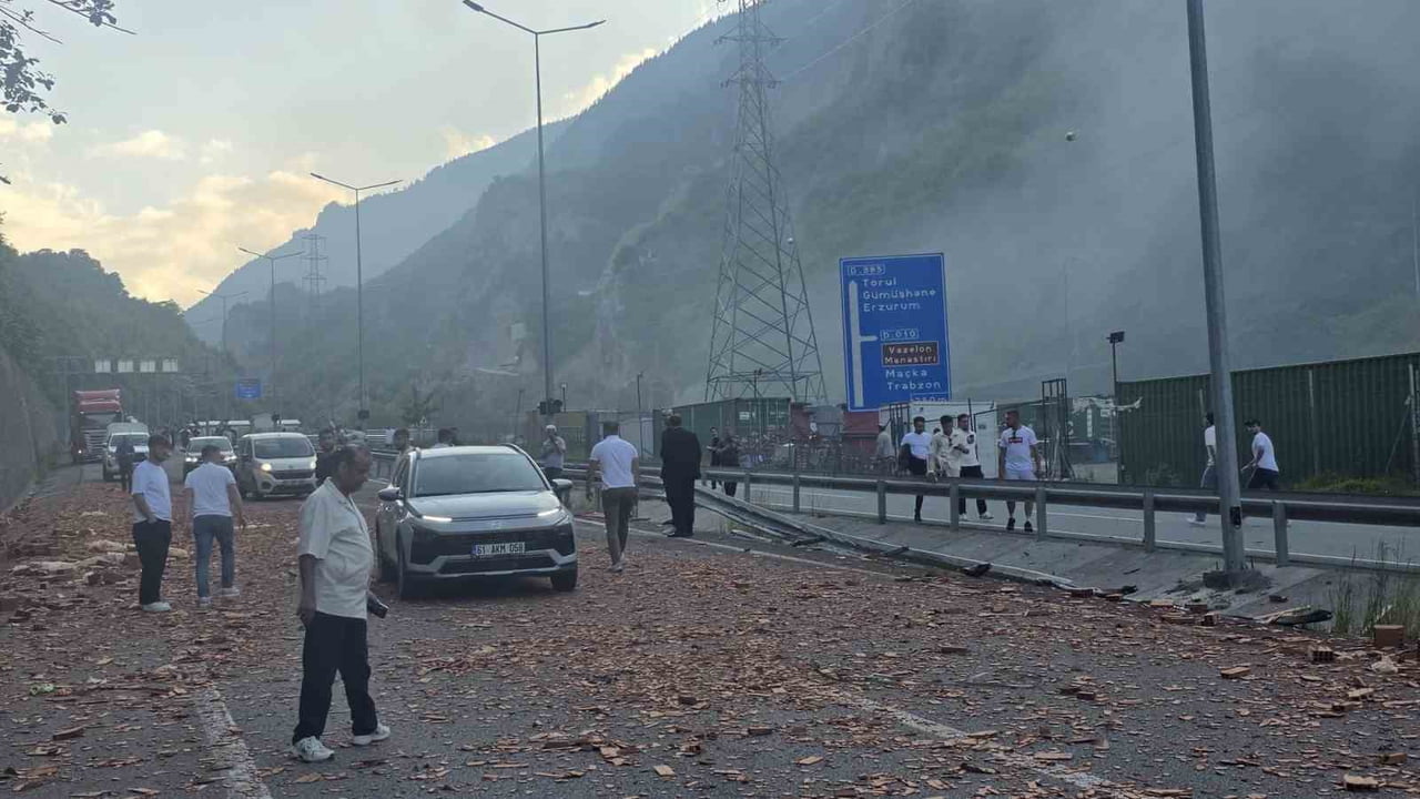 TRABZON'UN MAÇKA İLÇESİNDE SEYİR HALİNDEKİ KİREMİTLİ YÜKLÜ BİR TIRIN BARİYERLERE ÇARPMASININ...
