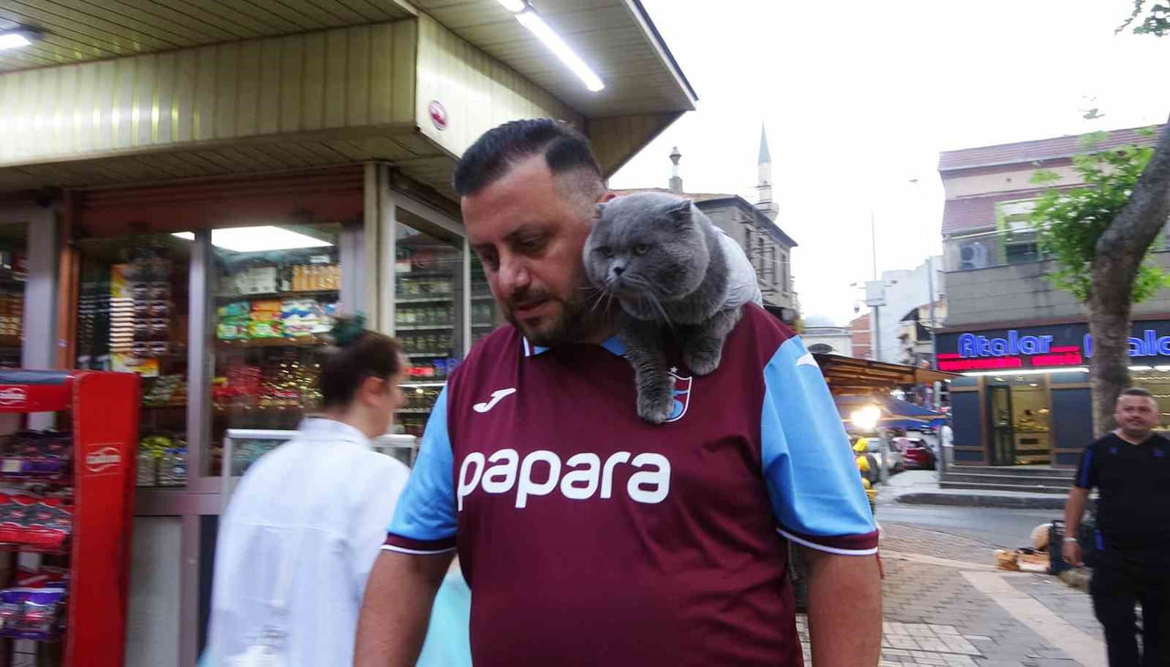 TRABZON'UN ORTAHİSAR İLÇESİNDE YAŞAYAN KOYU TRABZONSPOR TARAFTARI EVREN YOLCU'NUN, BORDO-MAVİLİ...