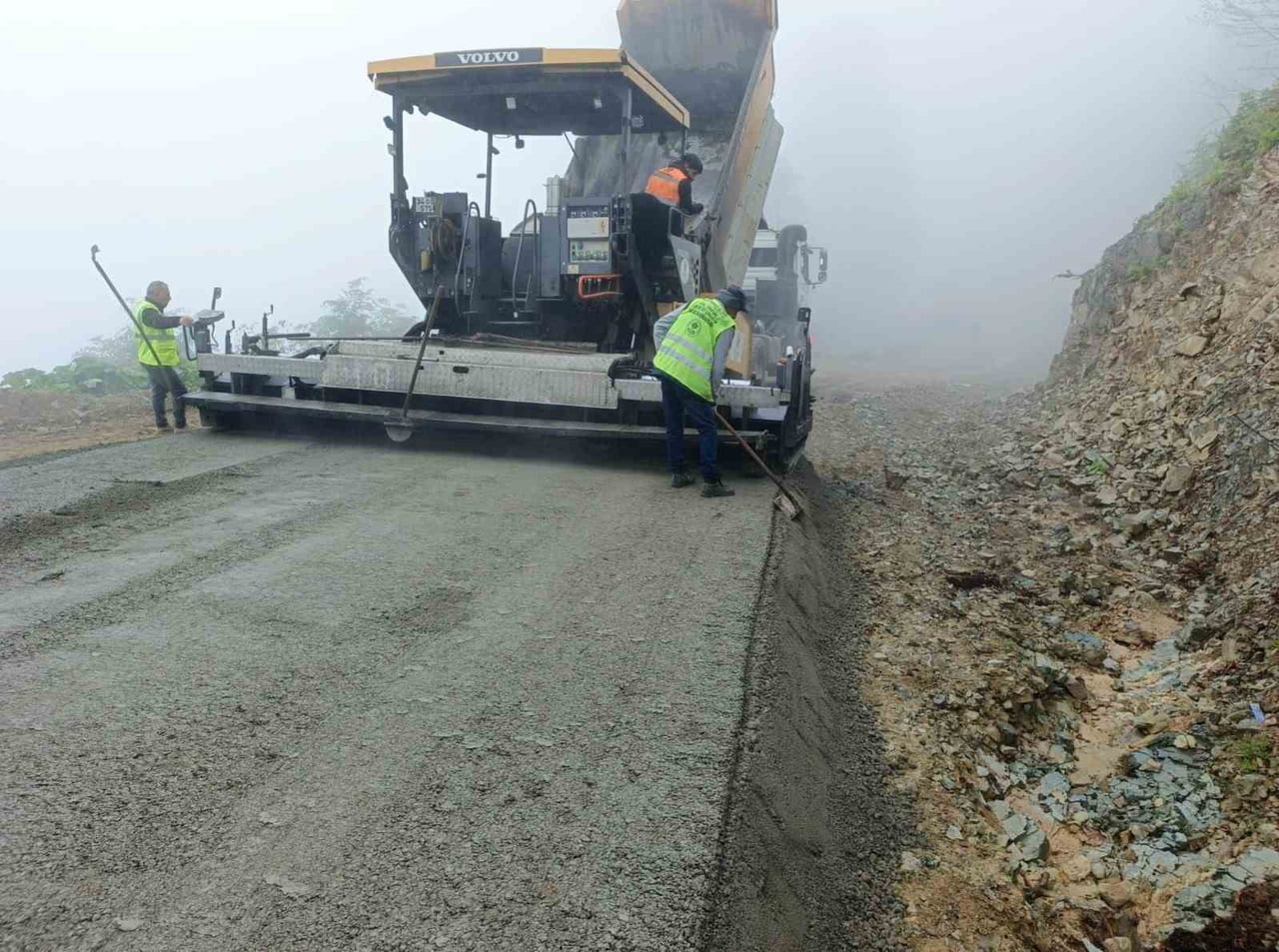TRABZON BÜYÜKŞEHİR BELEDİYESİ, YÜKSEK KESİMLERDE YER ALAN MAHALLE VE YAYLA YOLLARINDA BAŞLATTIĞI...