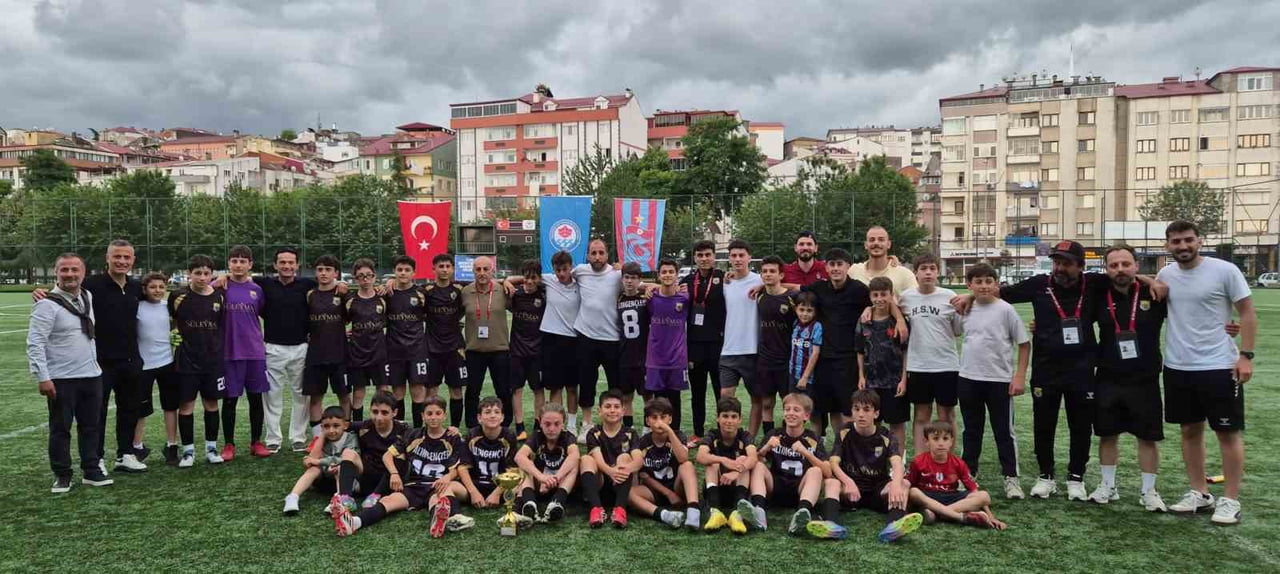 TRABZON U13 LİGİ’NDE ŞAMPİYONLUK KUPASI, FAROZ SAHASI’NDA NEFES KESEN FİNALİN ARDINDAN ALTIN...
