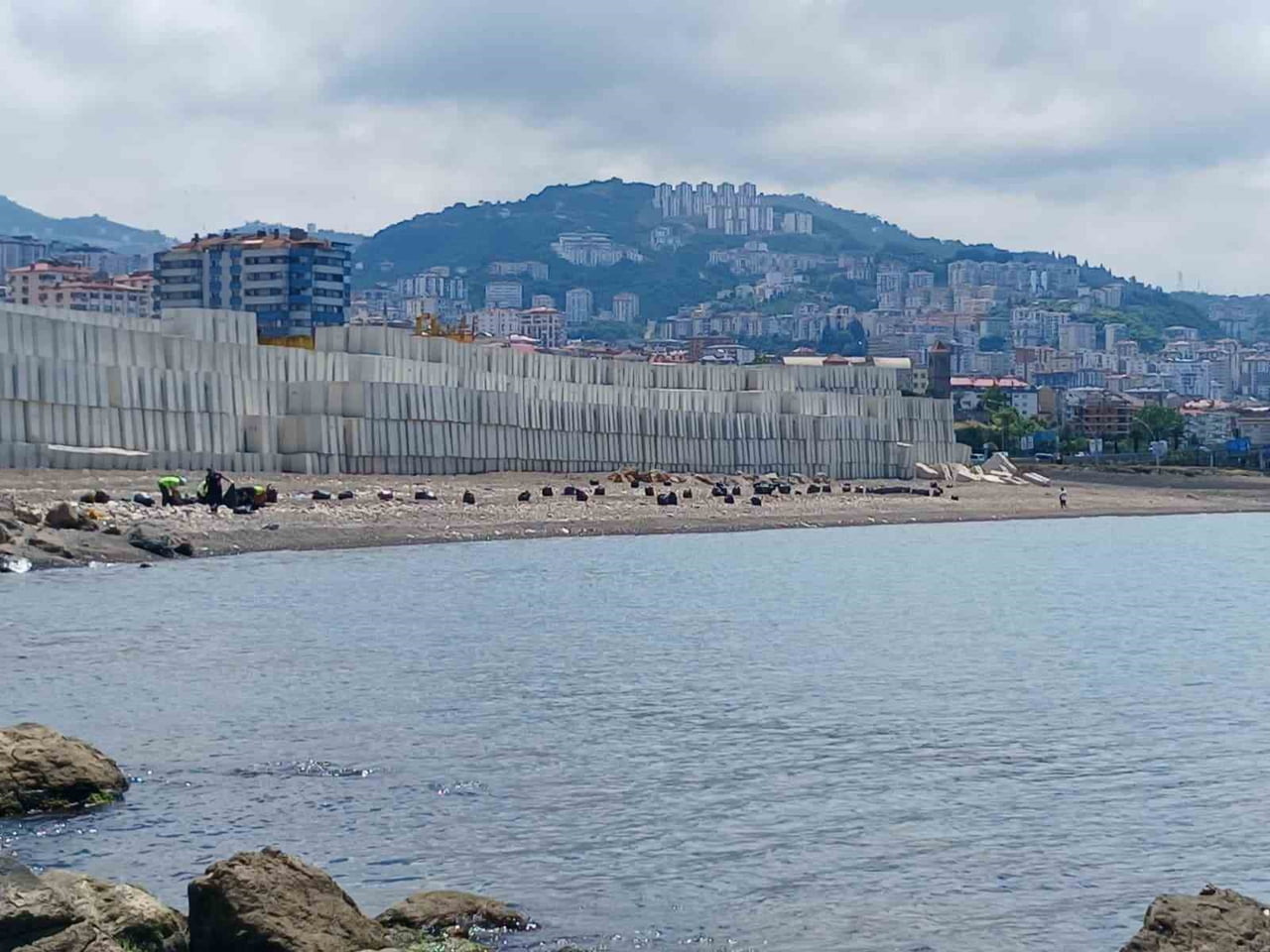 TRABZON’UN ORTAHİSAR İLÇESİNDE BEŞİRLİ İLE FAROZ LİMANI ARASINDAKİ SAHİL ŞERİDİ ÇÖPLERDEN...