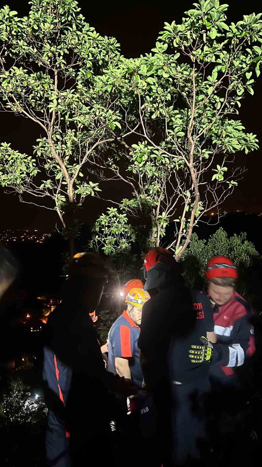 TRABZON’UN ORTAHİSAR İLÇESİNDE KENDİ ARAZİSİNDEKİ SARP YAMAÇTA MAHSUR KALAN BİR VATANDAŞ, TRABZON...