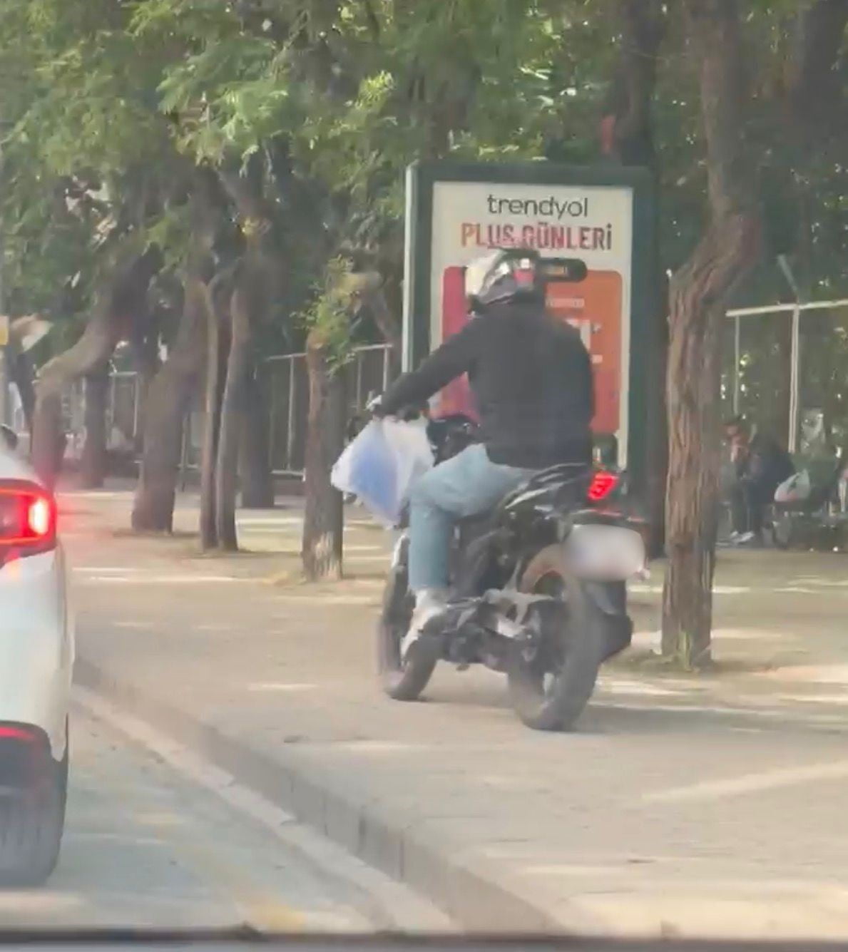 TRAFİĞİ BEKLEMEMEK İÇİN KALDIRIMDAN YOLUNA DEVAM ETTİ