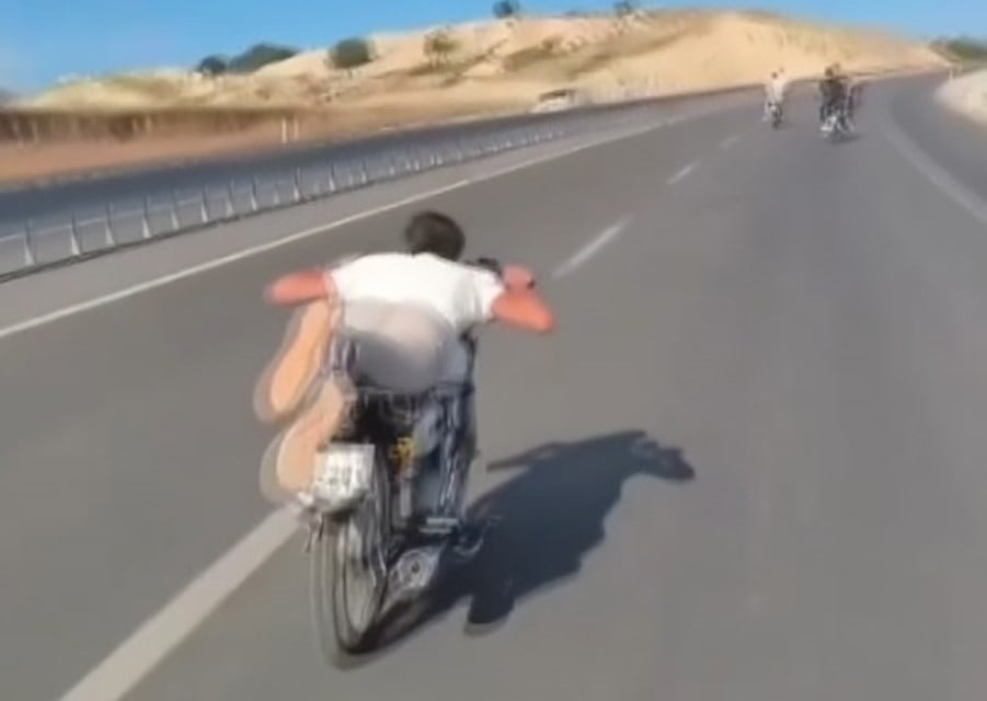 TRAFİĞİ TEHLİKEYE ATAN MOTOSİKLET SÜRÜCÜLERİNE 138 BİN 500 LİRA CEZA