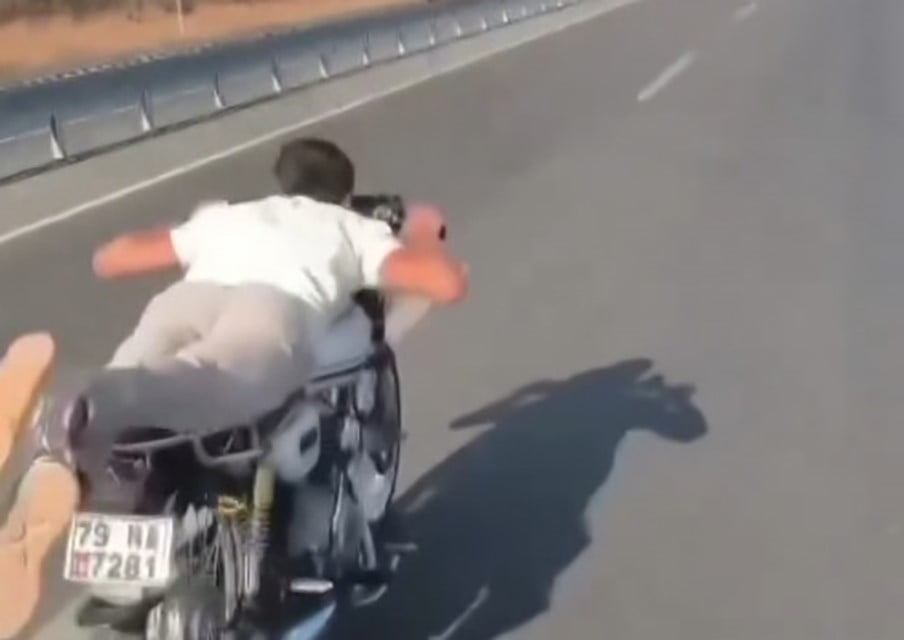 TRAFİĞİ TEHLİKEYE ATAN MOTOSİKLET SÜRÜCÜLERİNE 138 BİN 500 LİRA CEZA