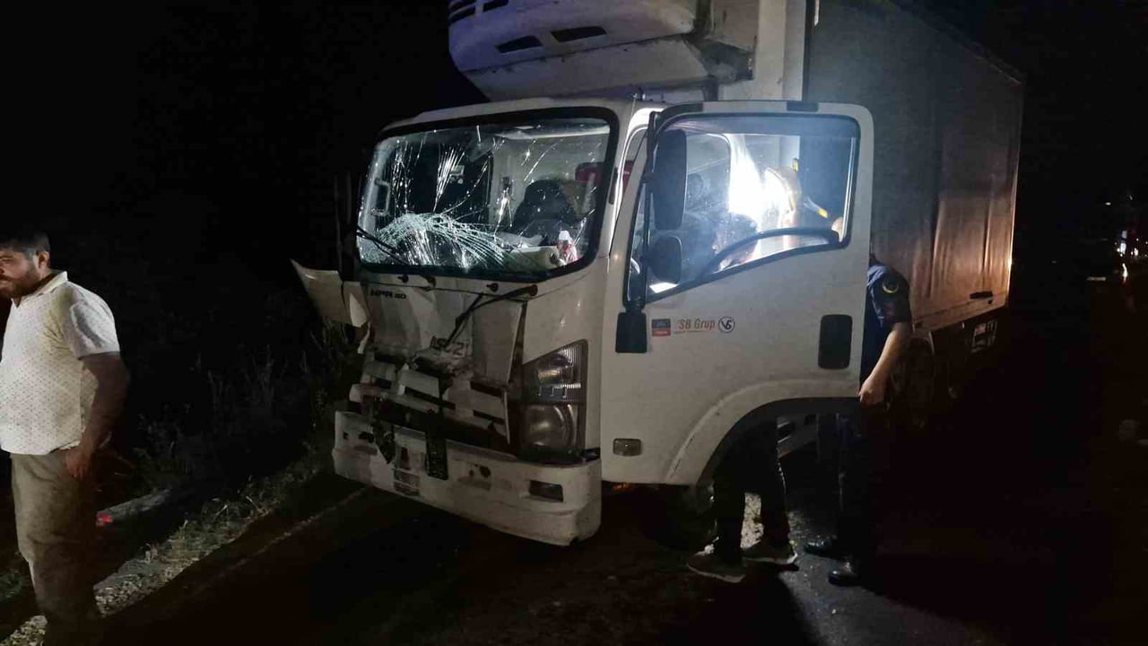 TRAKRTÖRLE ÇARPIŞAN KAMYONDA MADDİ HASAR OLUŞTU