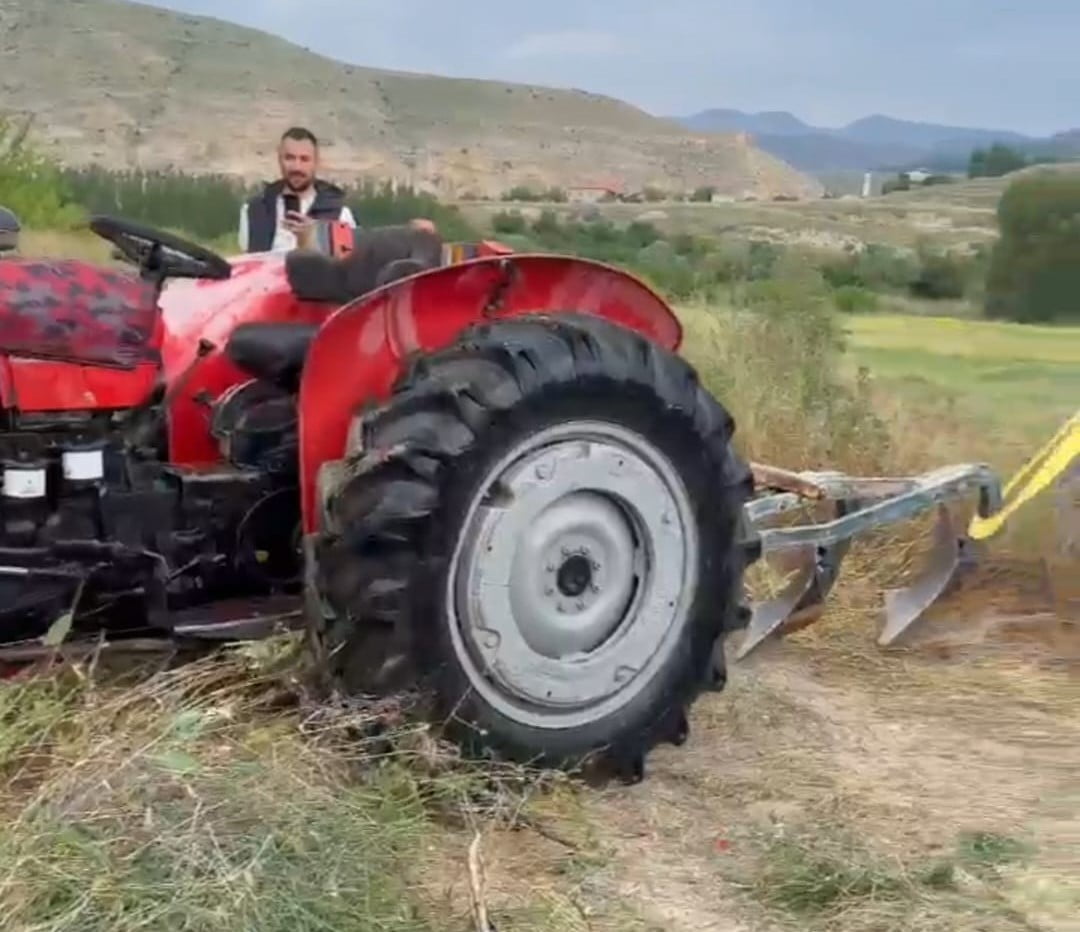 TRAKTÖR BULUNDUĞU YERDEN İŞ MAKİNESİ YARDIMIYLA ÇIKARILDI.