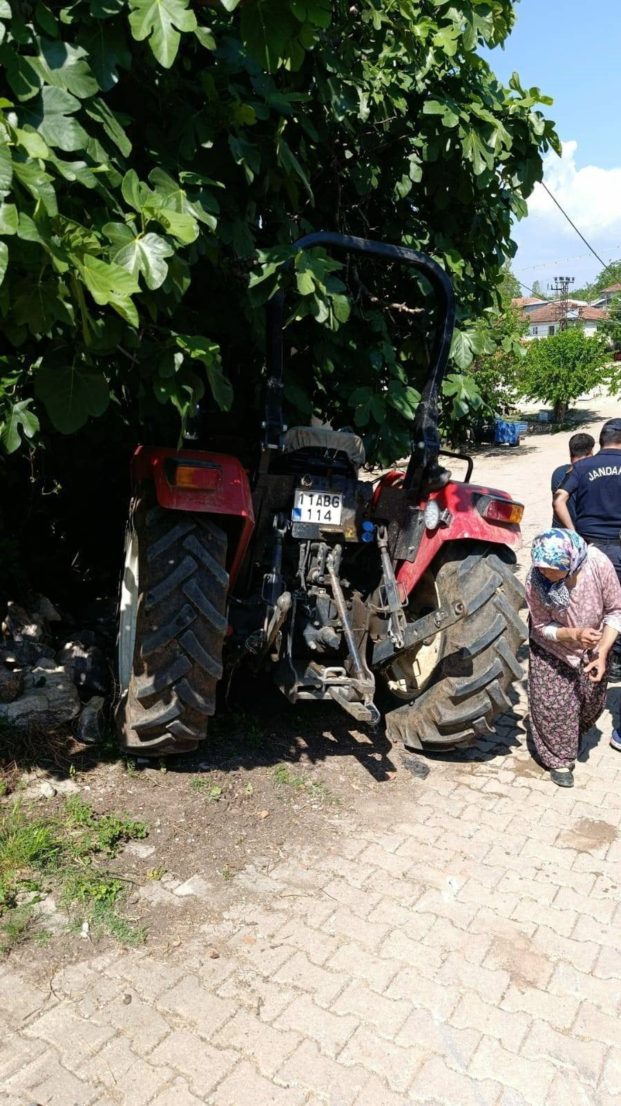 TRAKTÖRDEN DÜŞEN SÜRÜCÜ HASTANEDE HAYATINI KAYBETTİ
