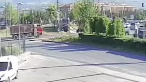 Tramvay ve kamyonun çarpıştığı kaza kamerada