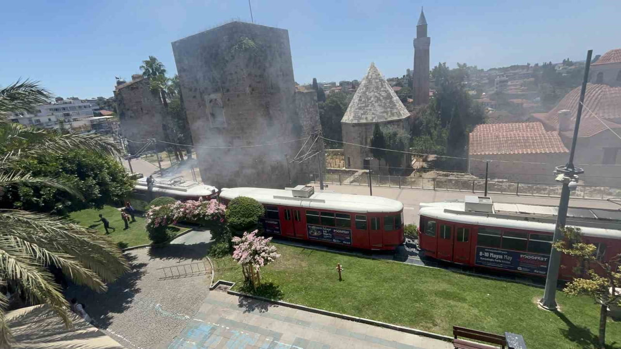 TRAMVAYIN ÜST KISMINDAKİ KATENER SİSTEMİNDEN AKIM ALAN NOKTAYA YAKIN NOKTADA ÇIKAN YANGIN, 6...
