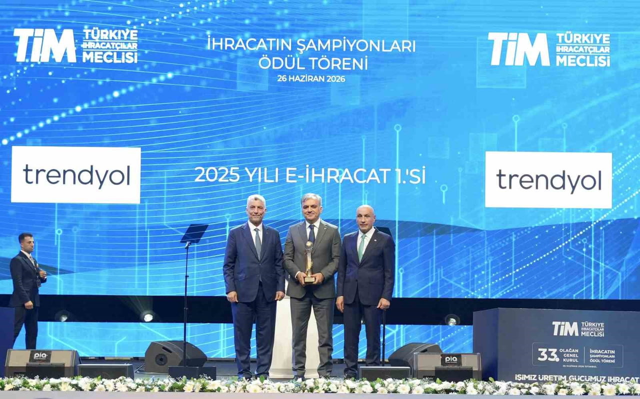 TRENDYOL GRUBU BAŞKAN YARDIMCISI SİNAN CEM ŞAHİN (ORTADA), ÖDÜLÜNÜ TİCARET BAKANI ÖMER BOLAT'TAN...