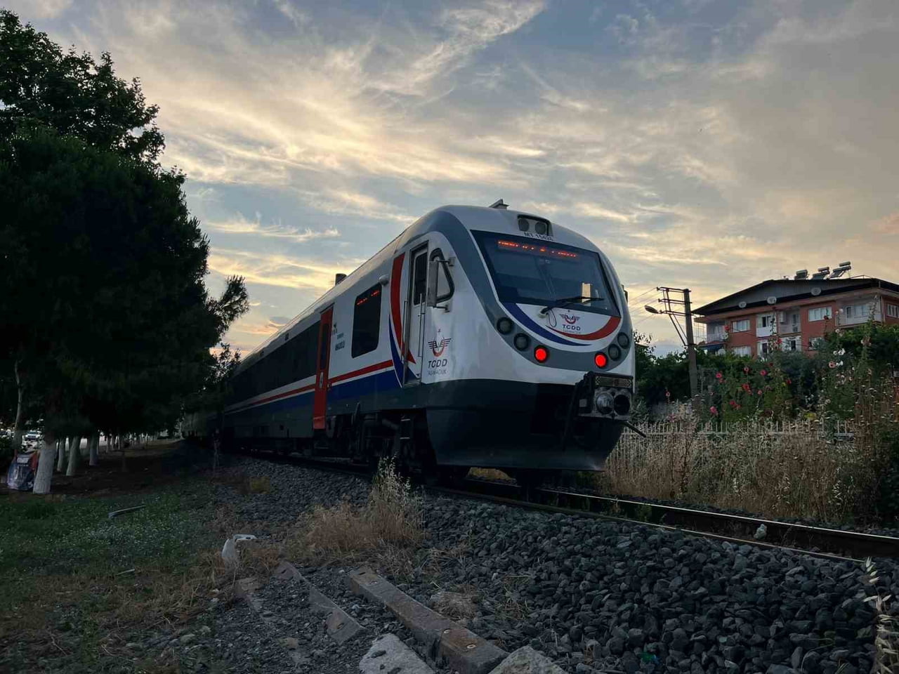 TRENİN ÇARPTIĞI KADIN YARALANDI