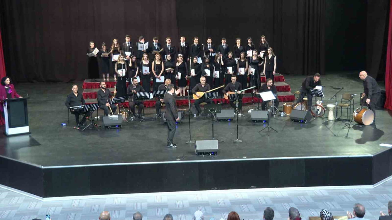 TRT ERZURUM RADYOSU TÜRK HALK MÜZİĞİ GENÇLİK KOROSU, BİR YILLIK EMEKLERİNİ MUHTEŞEM BİR YIL SONU...