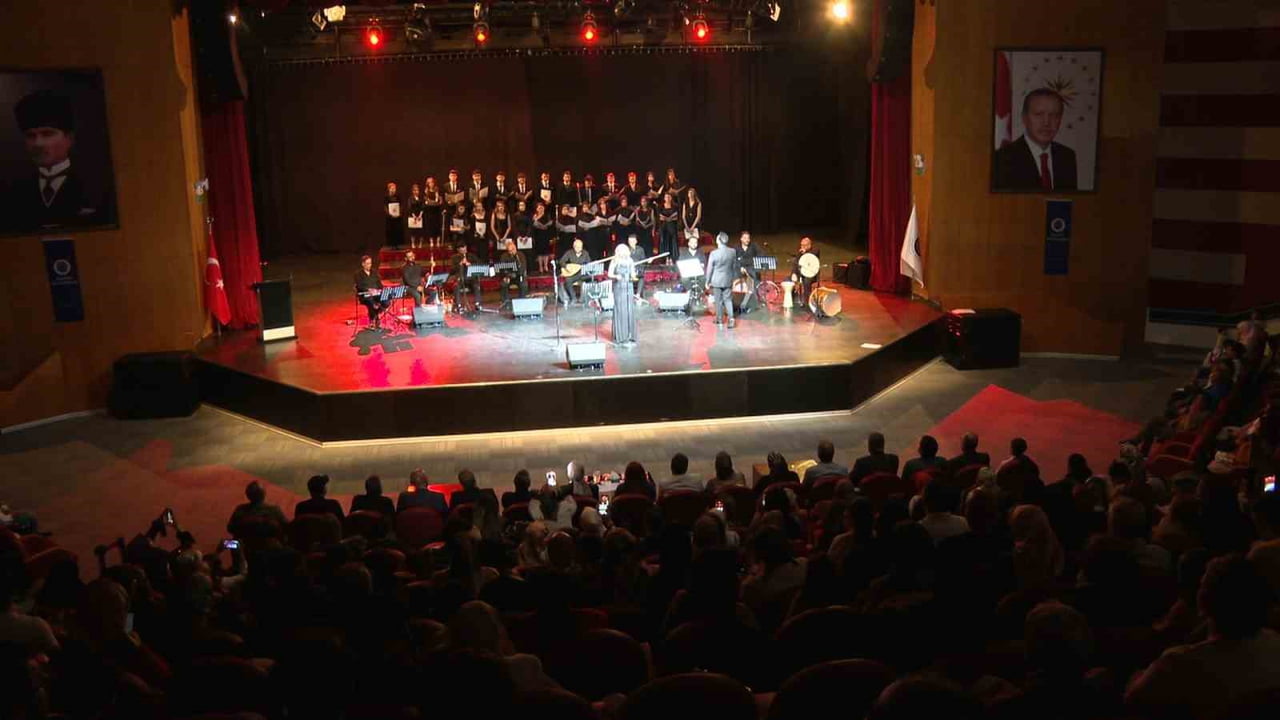 TRT ERZURUM RADYOSU TÜRK HALK MÜZİĞİ GENÇLİK KOROSU, BİR YILLIK EMEKLERİNİ MUHTEŞEM BİR YIL SONU...