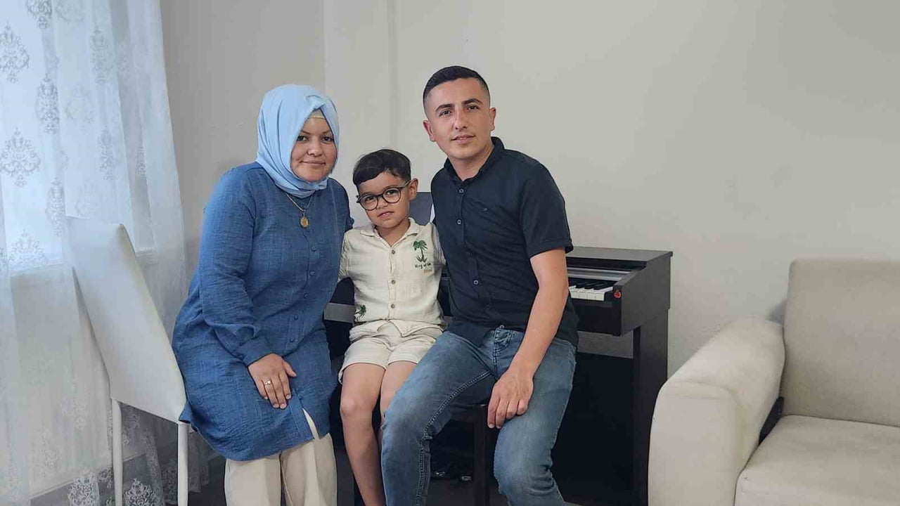 TUNCELİ'DE 2 YAŞINDAN BERİ PİYANO ÇALAN 8 YAŞINDAKİ DEMİRHAN GÜNDOĞDU, AİLESİNİN DESTEĞİYLE...