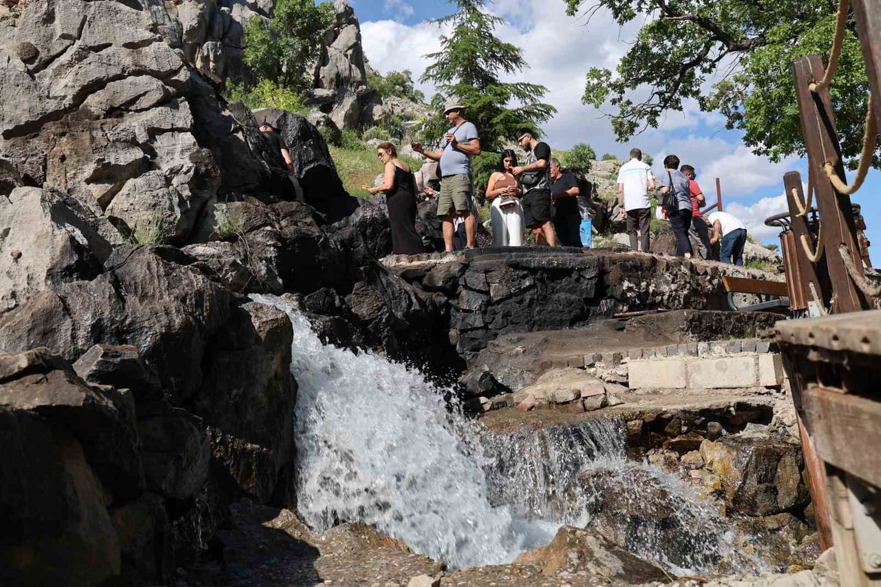 TUNCELİ'DE HALK ARASINDA KUTSAL KABUL EDİLEN VE 20'DEN FAZLA KAYNAKTAN OLUŞAN MUNZUR GÖZELERİ, YAZ...