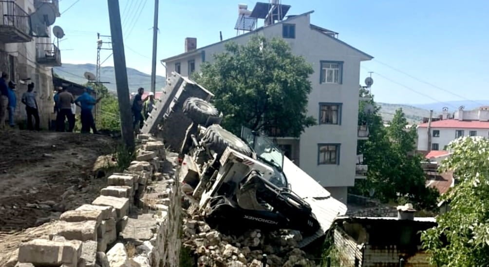 TUNCELİ'NİN ÇEMİŞGEZEK İLÇESİNDE DOĞALGAZ ALTYAPI ÇALIŞMALARI SIRASINDA KAZICI VE YÜKLEYİCİ KEPÇE ...
