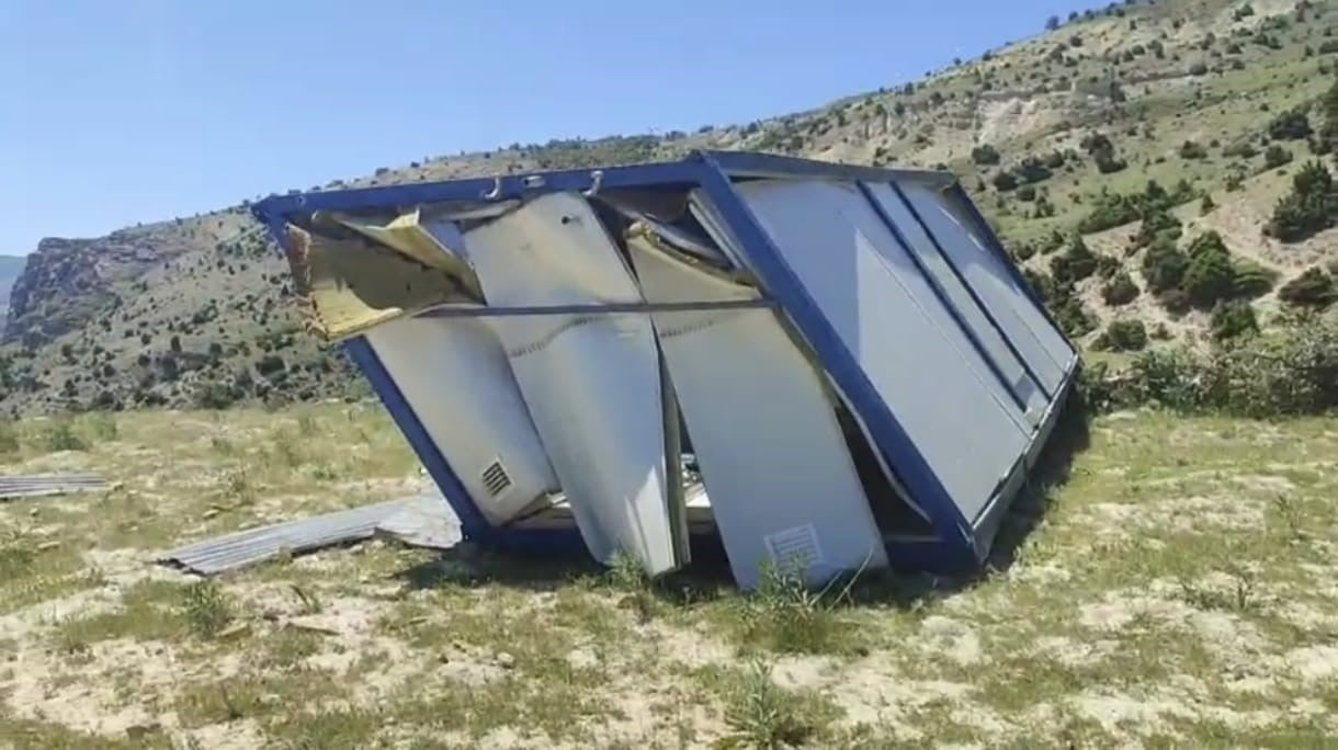 TUNCELİ'NİN ÇEMİŞGEZEK İLÇESİNDE GECE SAATLERİNDE ETKİLİ OLAN ŞİDDETLİ RÜZGAR, BİR ÜRETİCİYE AİT...