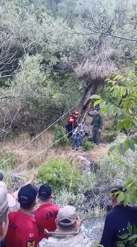 TUNCELİ’DE DERE KENARINA MANTAR TOPLAMAK İÇİN GİDEN VE SULARIN YÜKSELMESİYLE MAHSUR KALAN 3...