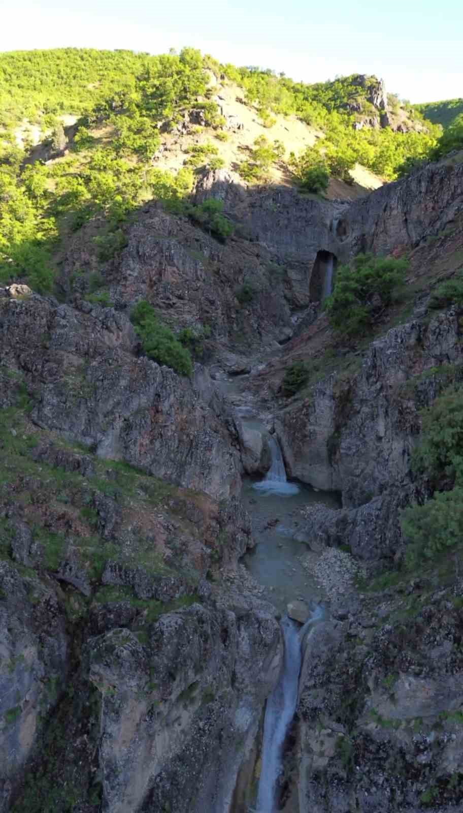 TUNCELİ’DE DRON İLE GÖRÜNTÜLENEN RABAT VADİSİ, KARTPOSTALLIK GÖRÜNTÜLER OLUŞTURDU.