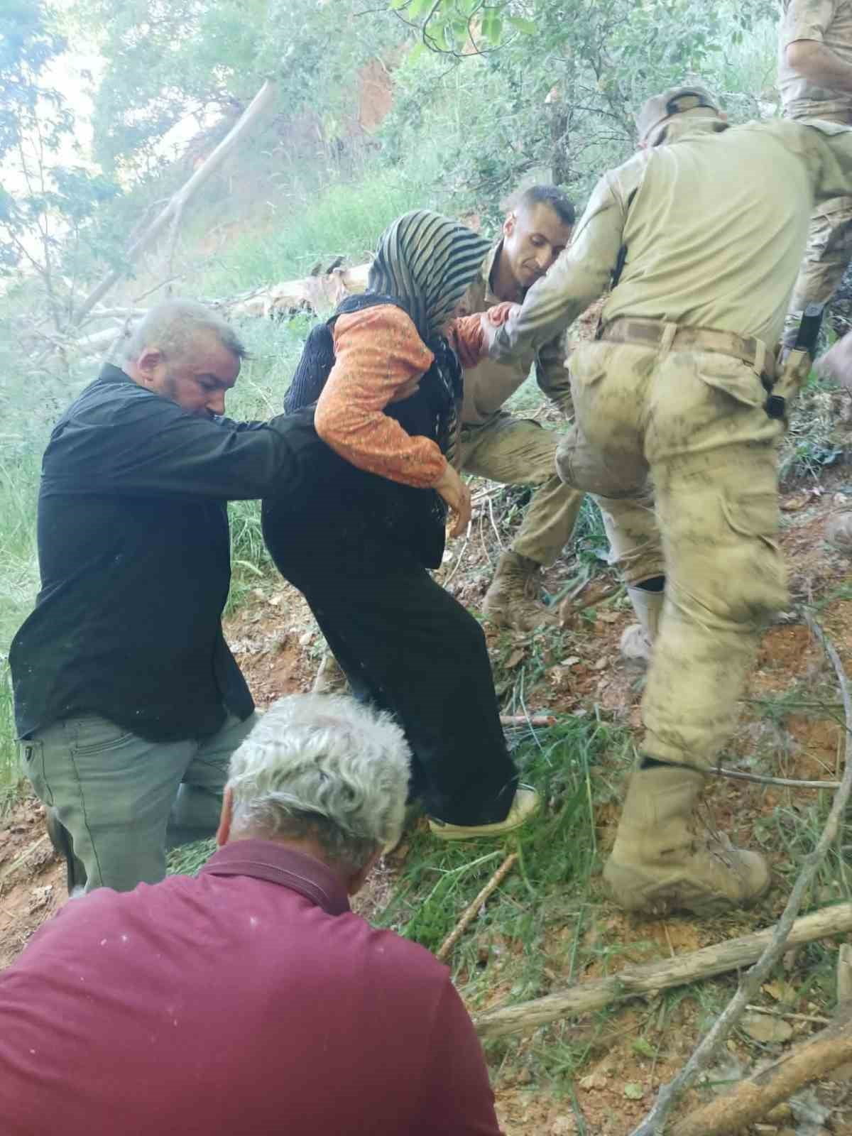 TUNCELİ’NİN ÇEMİŞGEZEK İLÇESİNE BAĞLI GÜLBAHÇE KÖYÜNDE KAYBOLAN ALZHEİMER HASTASI GÖRSEN ÖZCAN...
