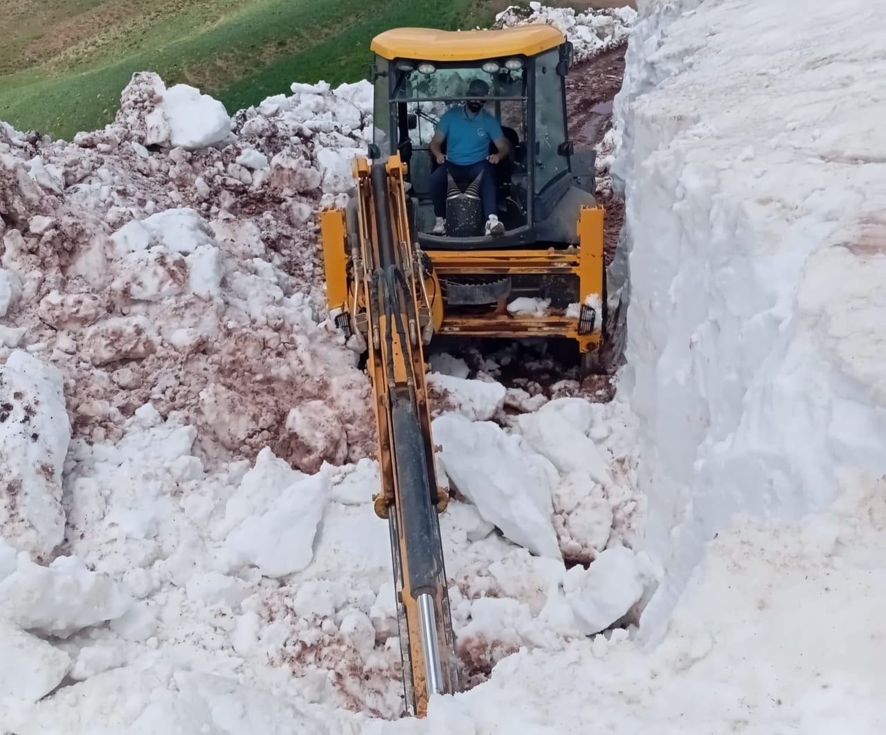 TUNCELİ’NİN PÜLÜMÜR İLÇESİNİN YÜKSEL RAKIMLARINDA HAZİRAN AYINDA OLUNMASINA RAĞMEN KARLA MÜCADELE...