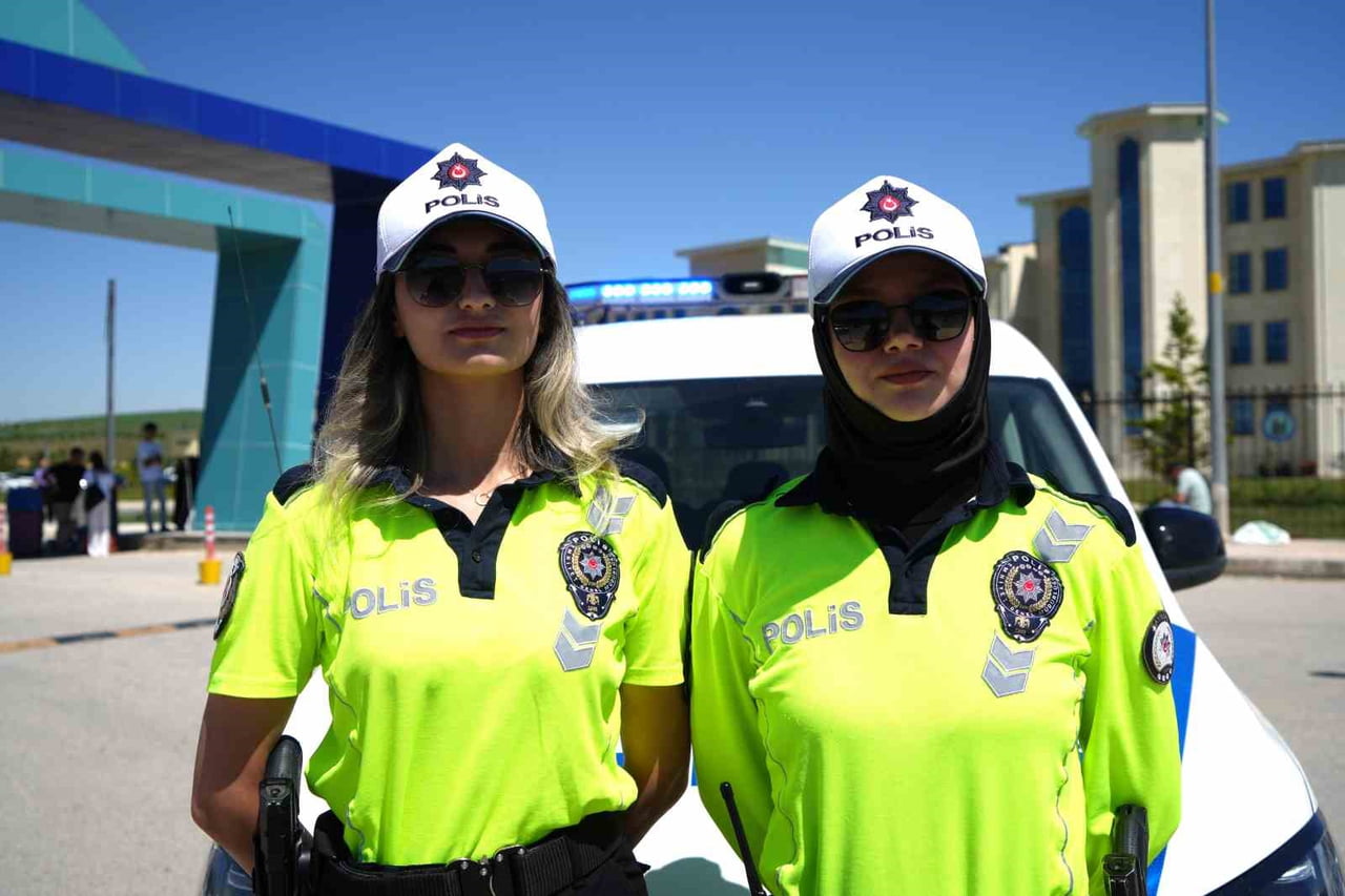 TÜRBANLI POLİS, PINAR SEVİNÇ, DİĞERİ İREM AÇIKGÖZ