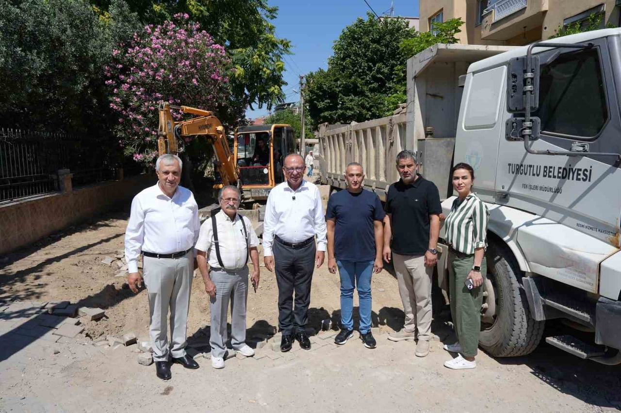 TURGUTLU BELEDİYE BAŞKANI ÇETİN AKIN, KENTİN FARKLI NOKTALARINDA BAŞLAYAN ÜSTYAPI İLE YENİLEME...