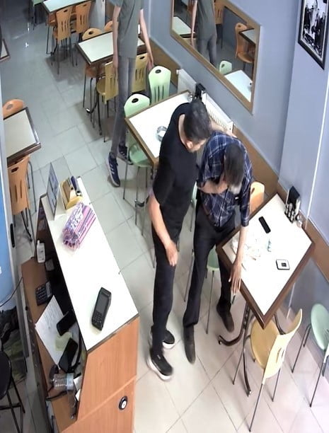 TURHAL İLÇESİNDE BİR DÖNER İŞLETMESİNDE DÜRÜM YERKEN NEFES BORUSUNA YİYECEK KAÇAN MÜŞTERİ, İŞLETME...