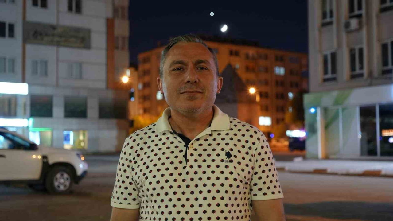 TÜRK BAYRAĞINI ANIMSATAN GÖRÜNTÜSÜYLE YAN YANA GELEN ‘HİLAL VE VENÜS’ KAYSERİLİ VATANDAŞLARI...