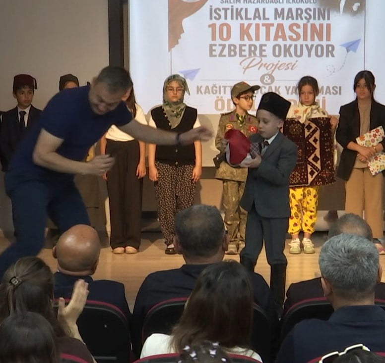TÜRK BAYRAĞINI CEBİNDEN ÇIKARMAKTA ZORLANAN TUNA'NIN YARDIMINA BABASI KOŞTU
