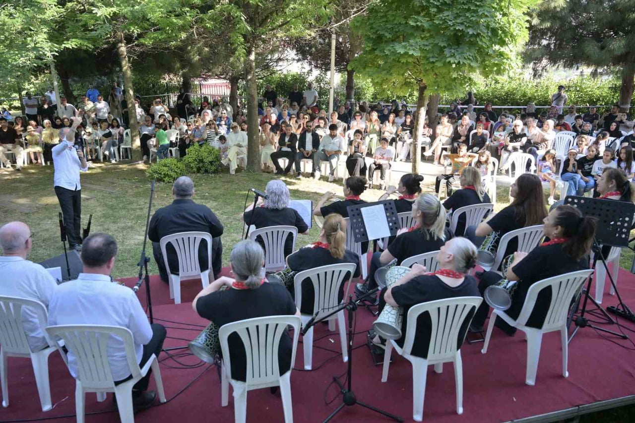 TÜRK HALK MÜZİĞİ ŞAN VE RİTİM KURSİYERLERİNİN PERFORMANS SERGİLEDİĞİ PROGRAM VATANDAŞLARDAN YOĞUN...